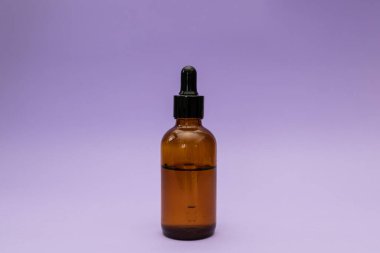 Mor arka planda yüz serumu, kozmetik konusu