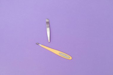 Mor arkaplanda cımbızlar