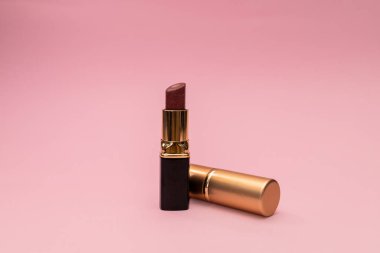 Siyah şişede kırmızı ruj.