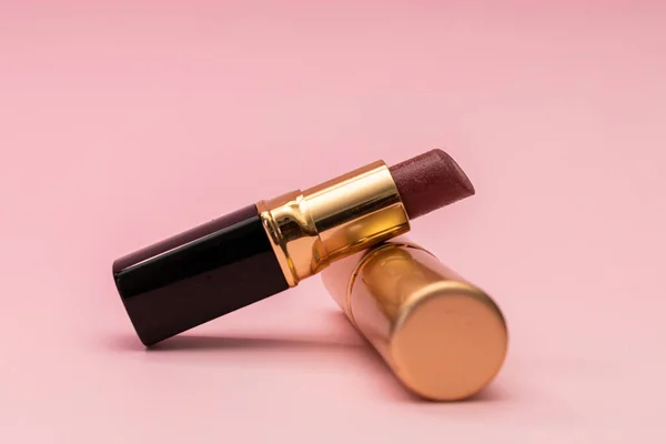 Siyah şişede kırmızı ruj.