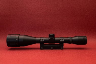 Kırmızı arkaplanda silah hedefleri