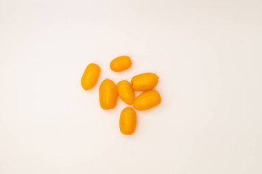 Beyaz arka planda sarı kiraz domatesleri