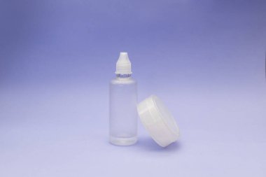 Lens sıvısının eflatun arka planda önceden çekilmiş bir görüntüsü.