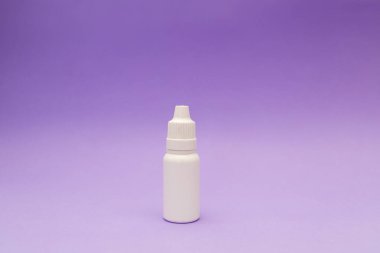 Lens sıvısının eflatun arka planda önceden çekilmiş bir görüntüsü.