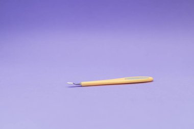 Mor arkaplanda cımbızlar