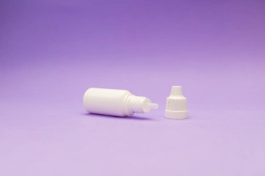 Lens sıvısının eflatun arka planda önceden çekilmiş bir görüntüsü.