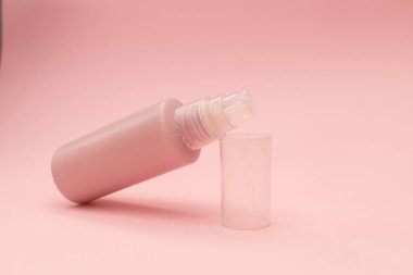 Nazikçe pembe arkaplanda yüz jölesi, tek renkli.