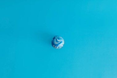 Mavi arka planda lekeli mavi top, tek renk.