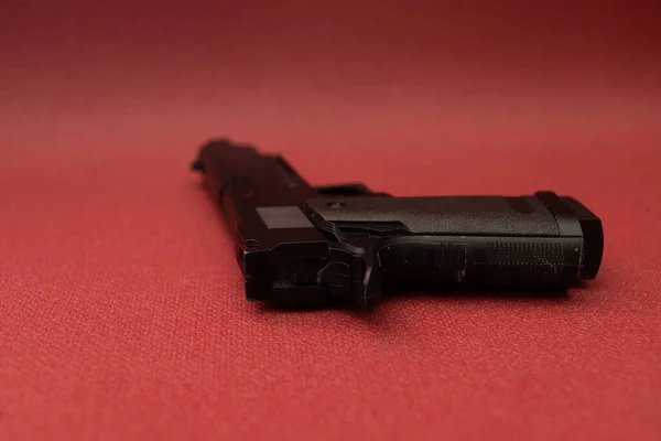 Pistola Negra Sobre Fondo Rojo — Foto de Stock