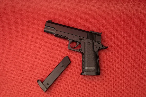 Pistola Negra Sobre Fondo Rojo — Foto de Stock