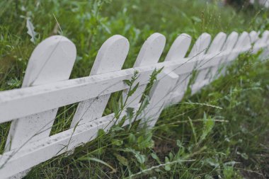 Beyaz ahşap çitler, çiçek tarlaları, peyzaj