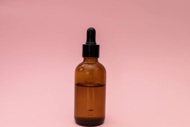 Cam bir kavanozda pipetli serum.