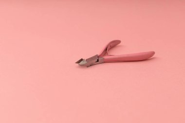 Eller için cımbız, pembe arka plan - monokrom