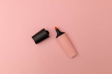 Pembe arka planda pembe işaret - monokrom