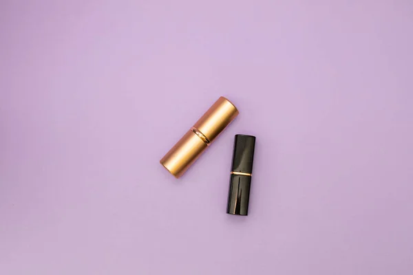 Altın şişe ve rujla pudra fırçası