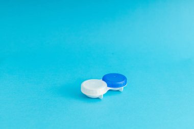 Mavi arkaplanda göz merceği kutusu