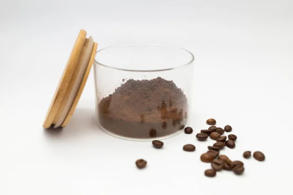 Őrölt Kávé Egy Üveg Fehér Alapon — Stock Fotó