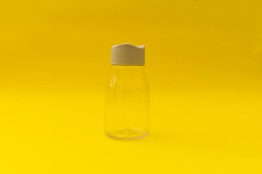 Spor ve yürüyüş için boş plastik şişe