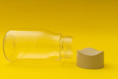 Spor ve yürüyüş için boş plastik şişe