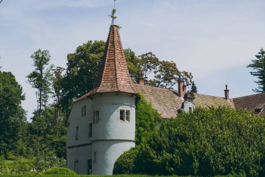 Şehrin tarihi bölgesinde eski bir bina.