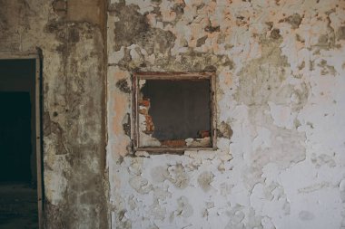 Sefil duvarları olan terk edilmiş eski binalar.