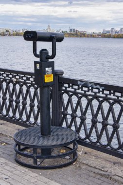 RUSSIA, VORONEZH - 15 Ekim 2021 Voronezh rezervuarının arka planında dürbünler görülüyor