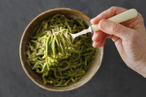 Bir kase spaguetti yiyorum. Elin çatallı, yemek yiyorsun..