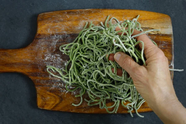 Çiğ spaguetti. Pişirmeden önce makarnayı al.