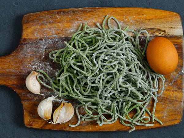 Ispanaklı makarna, yumurta, sarımsak ve spaguetti için malzemeler.