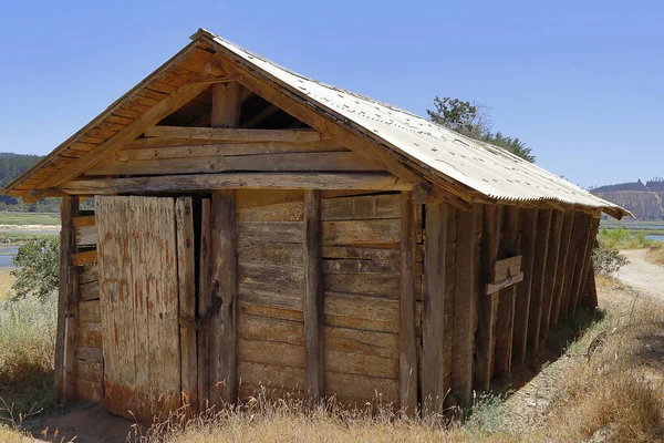 Kırsal alanda terk edilmiş eski bir kır evi.