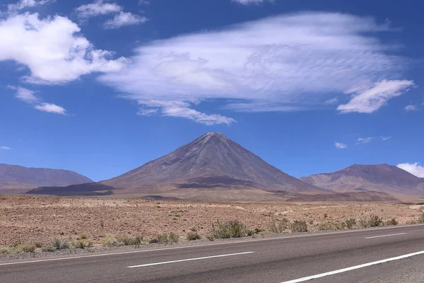 Şili 'nin atacama bölgesinde tuz düzlüklerinin yolu