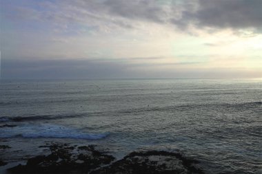 Yağmurda gün batımı tehdit edici bir öğleden sonra, bulutlu ve karanlık gökyüzü.