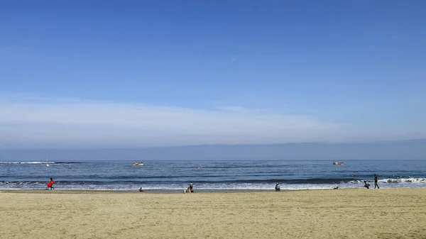 Manhã Praia Grupo Pessoas Divertindo Relaxando Praia Surfistas Pessoas Andando — Fotografia de Stock