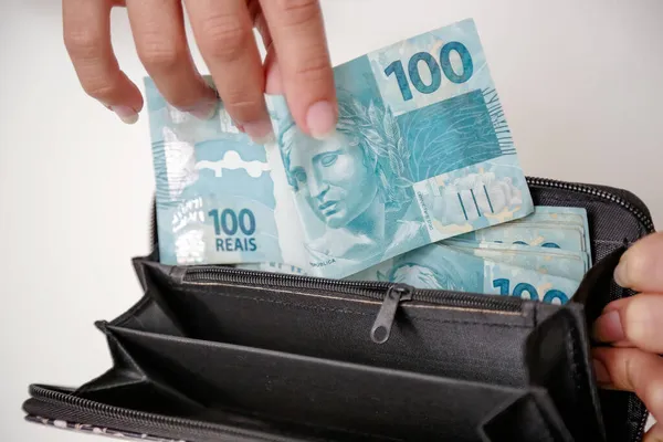 Billete 100 Reales Billetera Negra Mano Azul — Foto de Stock