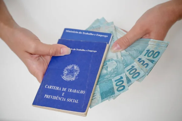 Siyah cüzdan ve mavi el ile 100 reais banknot.