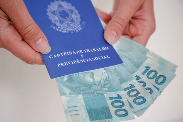 Siyah cüzdan ve mavi el ile 100 reais banknot.