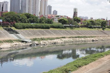Salı sabahı So Paulo 'daki Marginal do Rio Tiet' te araçların görüntüsü.
