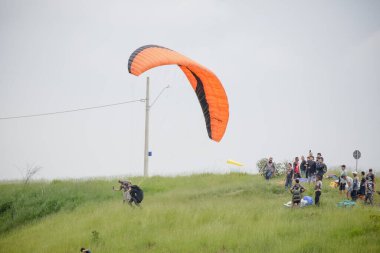 The paraglider is similar to a parachute in that it also has a flexible structure.