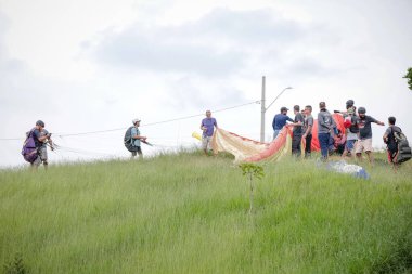 The paraglider is similar to a parachute in that it also has a flexible structure.