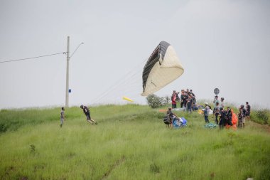 The paraglider is similar to a parachute in that it also has a flexible structure.