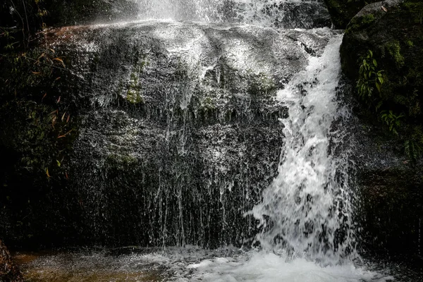Schöner Wasserfall Der Natur Mit Kristallklaren Wasserfällen lizenzfreie Stockbilder