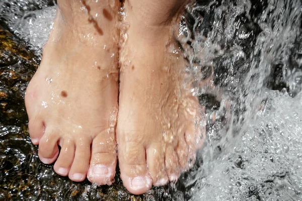 Paar Füße Einer Frau Wasserfall Die Mit Wasser Nass Werden lizenzfreie Stockbilder