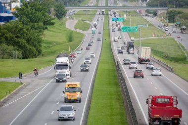 Rodovia Dutra ağır kargolu araçlar için yoğun bir otoyol.