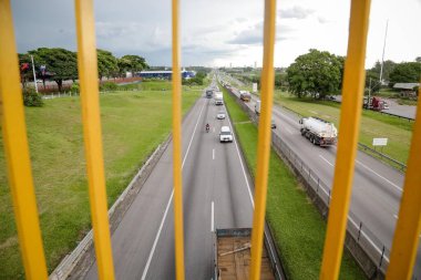 Rodovia Dutra ağır kargolu araçlar için yoğun bir otoyol.