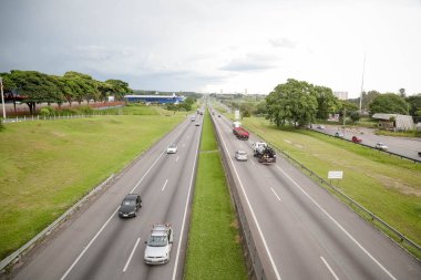 Rodovia Dutra ağır kargolu araçlar için yoğun bir otoyol.