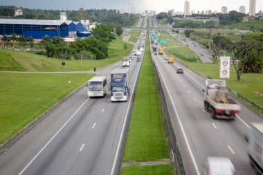 Rodovia Dutra ağır kargolu araçlar için yoğun bir otoyol.
