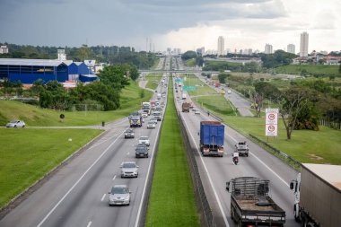 Rodovia Dutra ağır kargolu araçlar için yoğun bir otoyol.