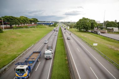 Rodovia Dutra ağır kargolu araçlar için yoğun bir otoyol.