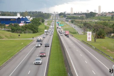 Rodovia Dutra ağır kargolu araçlar için yoğun bir otoyol.
