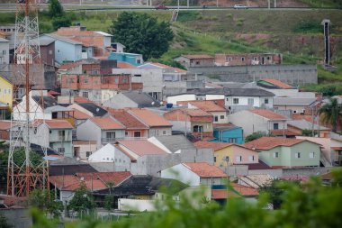 Şehrin kenar mahallelerindeki konutlar.